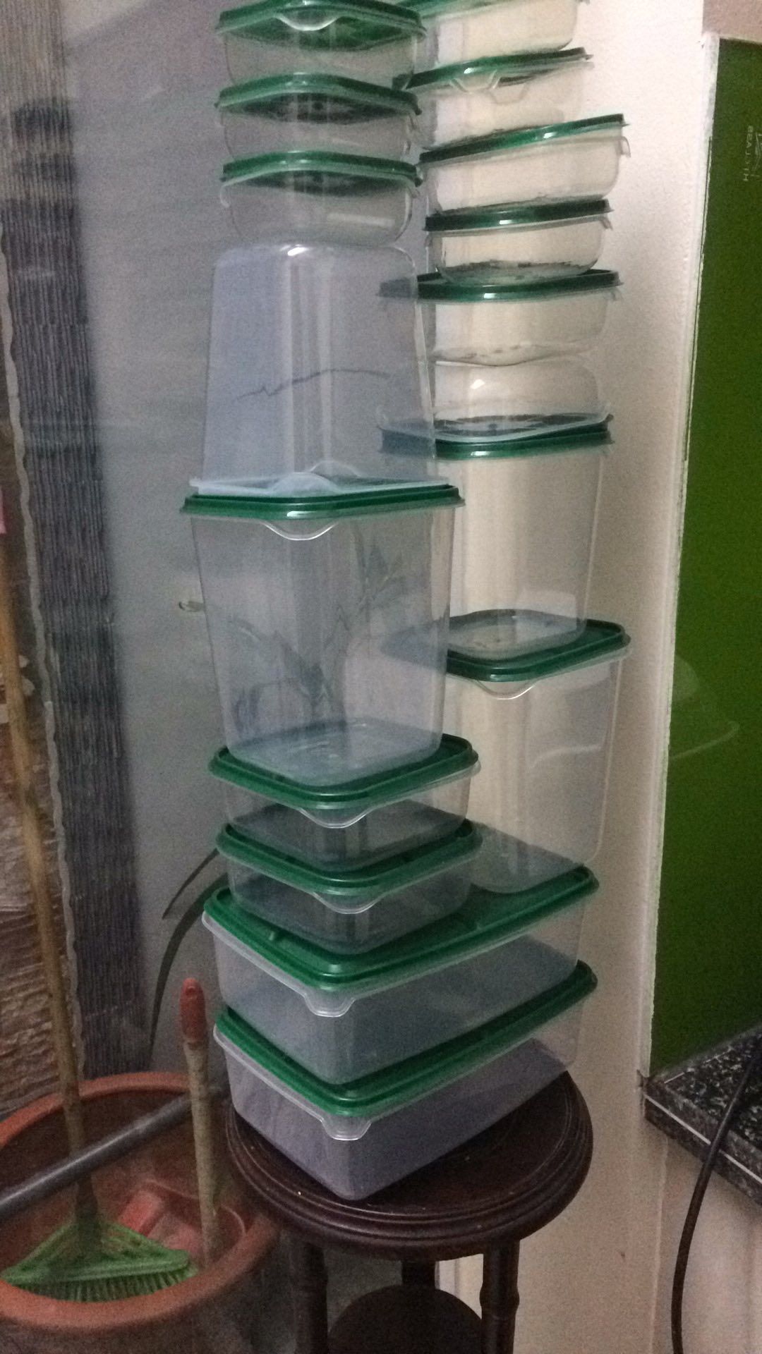 Đủ 17 hộp., Có đủ kích cỡ rất tiện. Màu xanh cũng đẹp nữa. Nhưa k hôi tí nào luôn. Hộp đẹp 5 sao nha