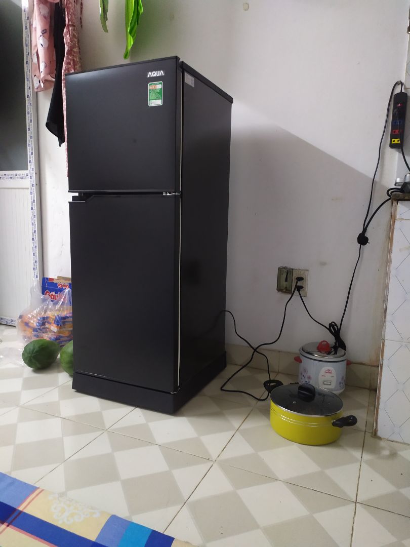 Tủ khá to, bề sâu to hơn bề ngang. Tủ khoảng 12' kêu 1 lần, nó kêu è è khoảng 12' có tiếng bụp 1 cái rồi tắt tiếng, cứ lặp lại như vậy. Ngăn mát mình để mức 4 hơi lạnh bị đọng nước, chắc để mức 2 là vừa. Còn cái khay hứng nước phía sau, trong hướng dẫn là mở nút ra để vệ sinh khay mà mình thấy nút bị dán keo dính vào tủ rồi không biết có mở được không?