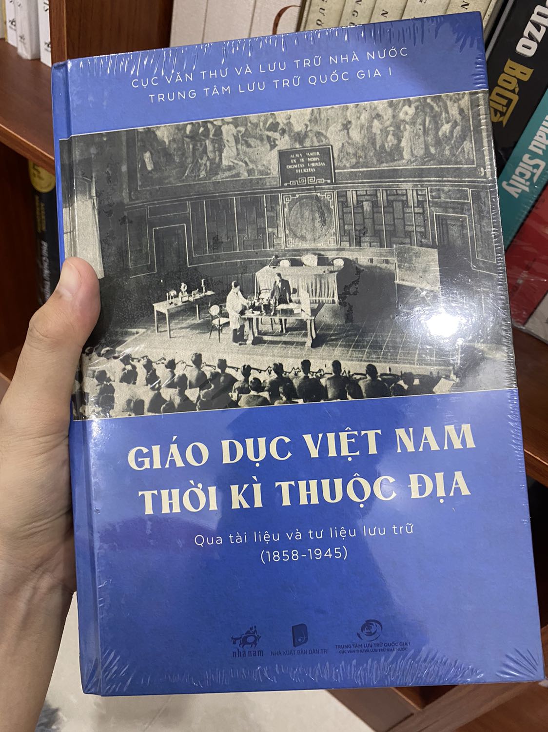Sách nặng tay lắm. Tiki giao nhanh và còn được giảm giá. Chất lượng lắm nha.