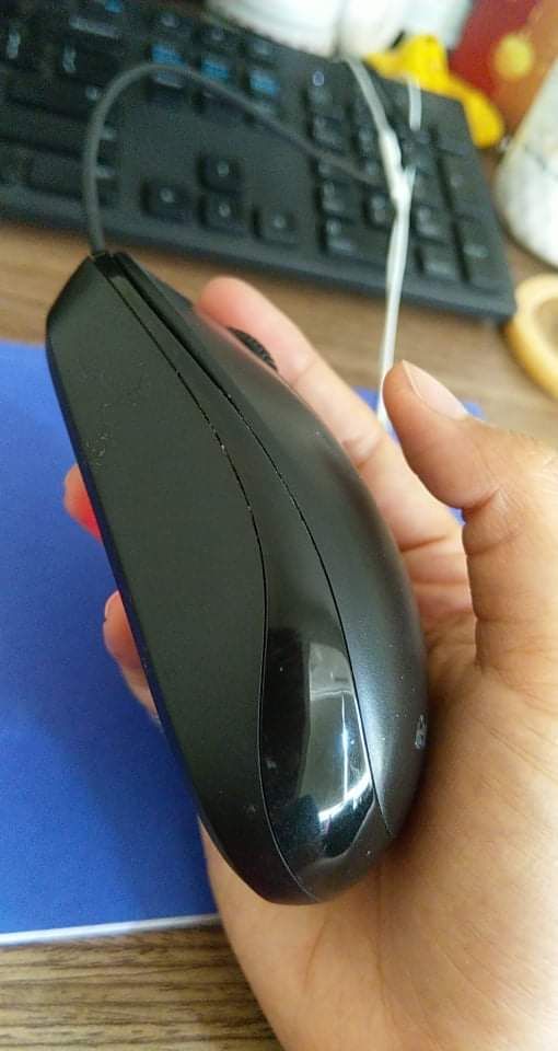 ưu: sản phẩm khá tốt, click không gây tiếng ồn, di chuyển dễ dàng. mình rất thích chuột có chế độ cắm usb và bluetooth, mà giá cả cũng phải chăng, rẻ hơn khá nhiều so với chuột Logitech cùng tính năng.

khuyết: tay mình nhỏ nên cũng tạm vừa với chuột, nếu dày hơn (như chuột dây mình có chụp) thì sẽ vừa tay mình hơn. các bạn tay to nên cân nhắc

có điều mình thấy khá lạ khi nhận sản phẩm. hàng đã bị rạch vỏ để dán tem bảo hành vào trong chuột và thêm 1 tem ở ngoài. chuột thì không trầy nhưng 2 tem chênh lệch ngày, vậy không biết bảo hành 12 tháng tính từ khi nào? chuột thì bình thường, không hề trầy xước gì.