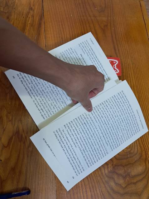 Sách bị bung gáy. Đề nghị cho đổi hàng.
.cập nhật : Đã đổi lại cho mình cuốn khác

Nội dung thì phải nói là xuất sắc. Phải đọc nhé