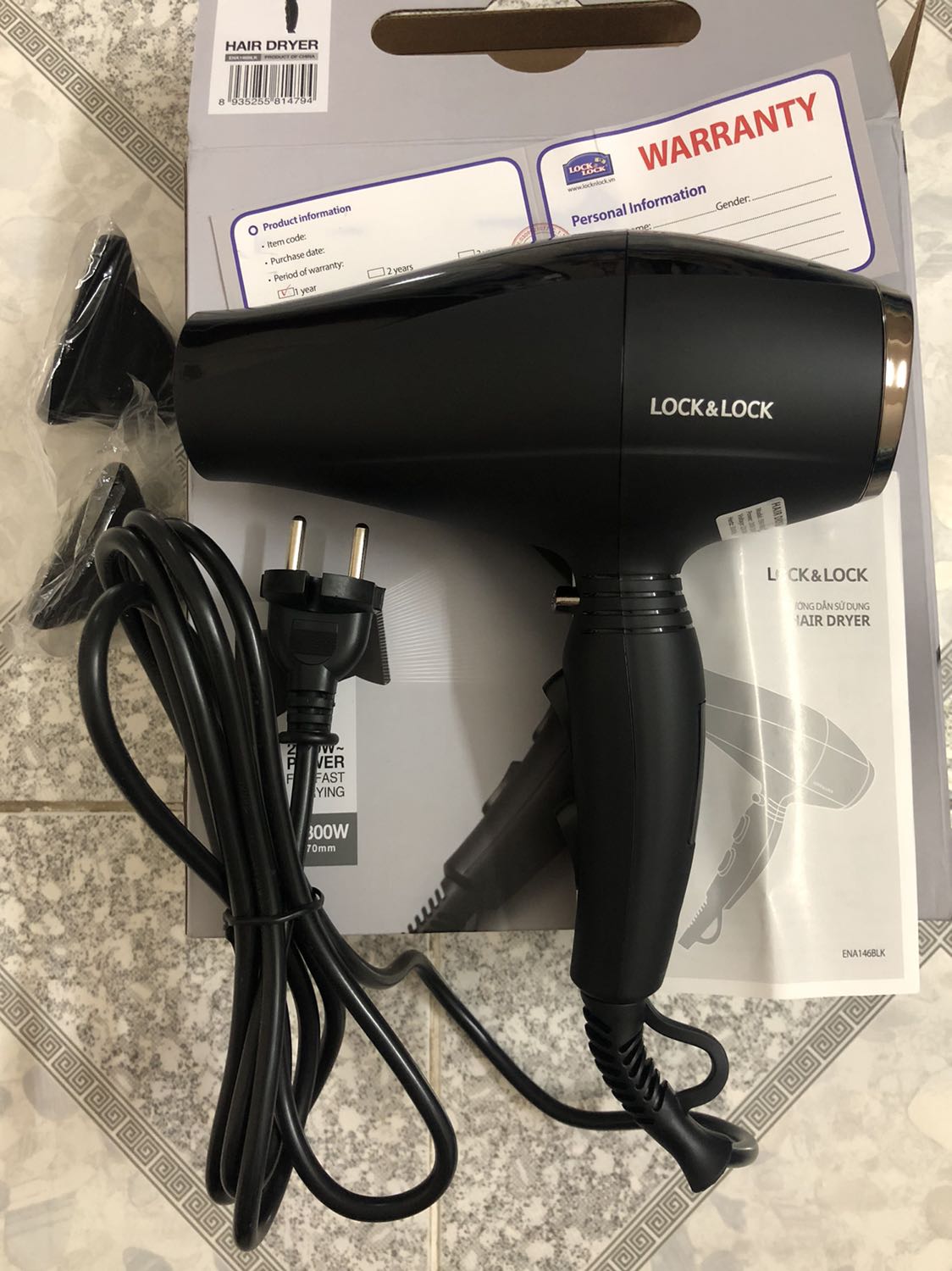 Hài lòng.
Đơn hàng giao đúng hạn. Sản phẩm tốt, 3 tốc độ gió, 2 độ nhiệt, 2 phụ kiện đầu thổi Sấy. Kèm Phiếu bảo hành và Hướng dẫn sử dụng. Dây điện dài, cứng cáp. Máy to hơn các máy sấy Philip.