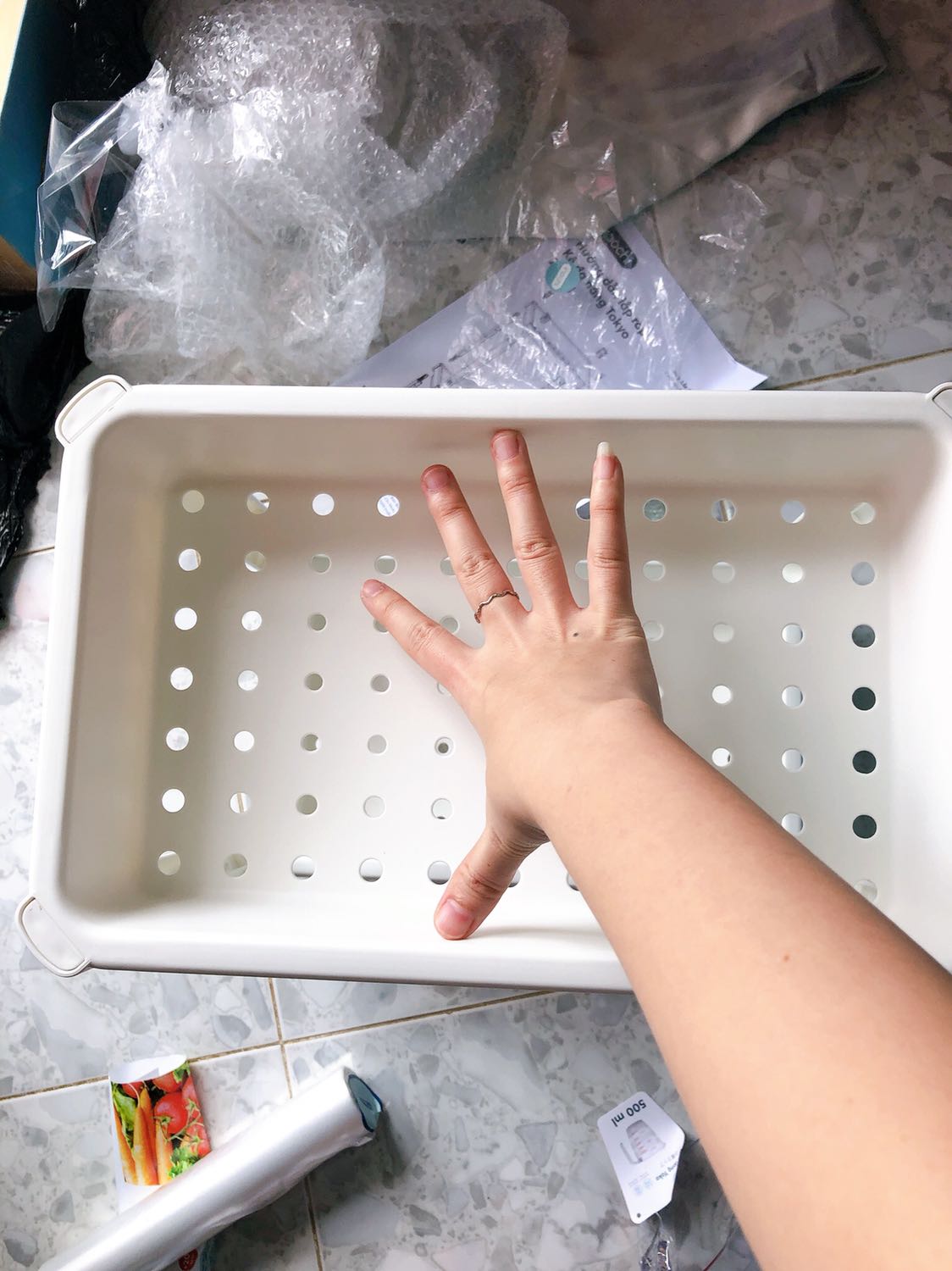 Sản phẩm chất lượng, inbox nhờ shop chọn cho kệ màu trắng xinh lắm. Để trong nhà tắm hay làm kệ đựng gia vị cũng xinh nữa. Kệ chắc chắn, dễ lắp ghép ko cần xem hướng dẫn. 
Để vừa các loại gia vị cơ bản.