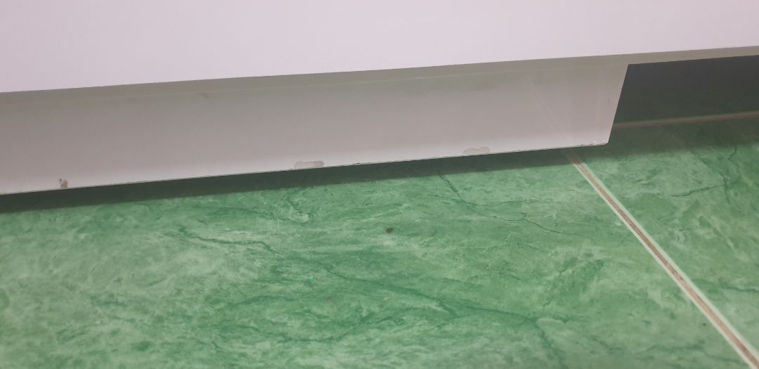 chất lượng tủ chưa tốt, ráp tủ như thế nào mà lại thiếu một mảnh ở góc dưới. ác ron tủ như muốn tróc. Tay nắm hộc kéo dính keo.