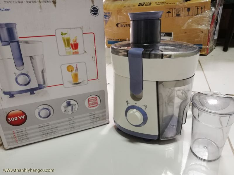 Máy gọn, dễ dùng, nhưng khi ép loại trái cây hơi nhiều nước thì nước bị bắn ra cả ống bỏ trái vào và cốc đựng bã. Nhưng với giá tiền này thì quá tốt rồi, lau 1 chút cũng được.
