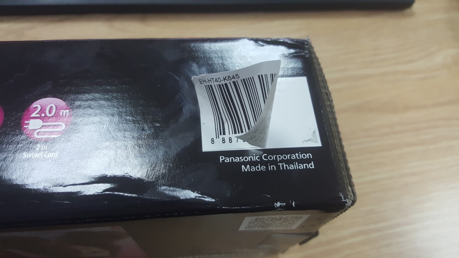 Mình đặt máy tạo kiểu tóc này vào ngày 27/1, thanh toán qua Momo và sử dụng voucher 250K bên Momo. Đúng ra mình có thể đặt được món hàng này từ ngày 26/1, nhưng không thể thanh toán do đơn hàng không được tạo( dù số dư của mình thừa để thanh toán). Mình có liên hệ với bên Tiki vào sáng ngày 27/1, sau đó mới có thể thanh toán bình thường. Trước đây mình mua hàng trên Tiki, giao hàng tiêu chuẩn cũng chỉ nội trong 1 -3 ngày là có sản phẩm giao đến tay. Với đơn hàng này, mình thấy đóng gói hàng xong ngày 28/1, sẵn sàng đi giao. Vì vậy nên mình liên hệ luôn BP CSKH để hỏi cụ thể tình trạng đơn hàng, và được các bạn cho biết là ra tết mới giao hàng được. Lúc đó khá thất vọng, dù biết cận tết thì sẽ khó khăn hơn, nhưng không đến mức là 1 tuần không thể chuyển được sản phẩm từ kho HCM ra HN. 
Đến sáng nay(1/2/19) thì các bạn bên tiki gọi báo nhận hàng, mình đánh giá cao nỗ lực của các bạn!
Tiki bọc hàng rất cẩn thận, và có tag "đồ dễ vỡ" dán ngoài hộp. Trong có đầy đủ phiếu bảo hành cũng như sách hướng dẫn sử dụng. Tuy nhiên mình thấy vỏ hộp được dán mã vạch, chứ không phải in cùng vỏ hộp như những sản phẩm khác, khiến mình đặt câu hỏi nghi vấn với chiếc máy này. Mong Tiki đọc được và sớm phản hồi lại với mình.