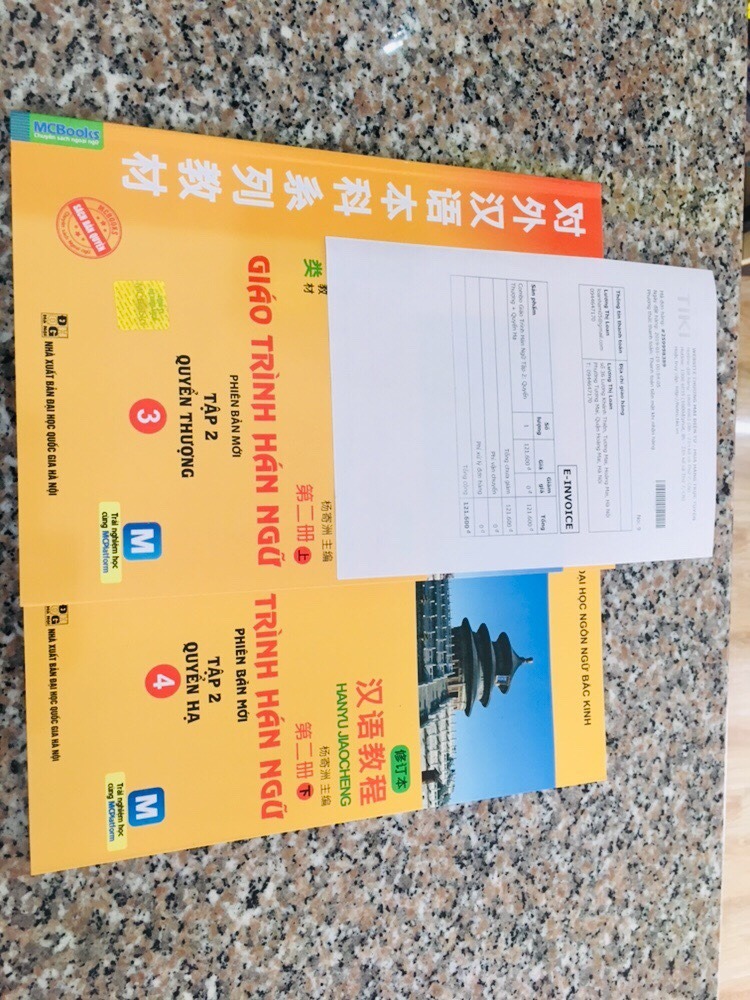 Lúc mới đặt sách mình cũng hơi lo vì thấy nhiều *** không được tốt cho lắm. Hôm nay nhận được hàng mình rất ưng nên quyết định lên *** cho sh. Sách mới xuất bản 2018, bọc khá cẩn thận. kiểm tra sách in ổn, không bị nhòe mực hay rách bìa. Nói chung mình khá ưng ý, sẽ tiếp tục ủng hộ sh ^^