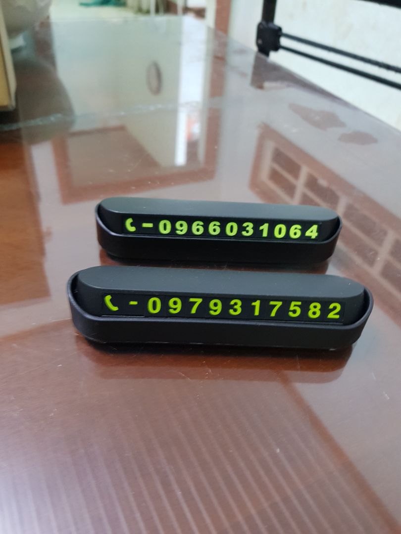 Hàng đẹp và rẻ. Giao hàng cực nhanh. Đặt 2 cái, nhận dc 2 loại số khác nhau chút.  1 loại số thường và 1 loại số in đậm,  bự hơn và có phản quang. Nói chung với giá 15k dc như vậy là quá ok. Cực kì hài lòng.