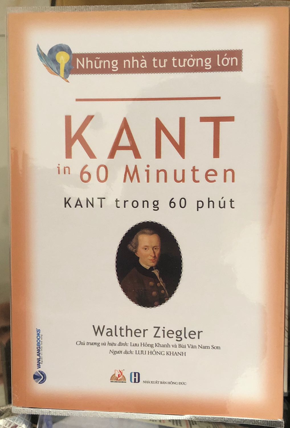 Sách đẹp, bọc plastic đẹp, đóng gói hàng ẩu. 
Kant quả là triết gia lớn nhất trong tất cả các triết gia. Ông đã quan tâm đến những câu hỏi thật đơn giản. Bằng cách nào các hình ảnh và các nhận thức đến trong đầu chúng ta? Chúng ta có thể biết điều gì một cách chắc chắn và điều gì thì không? Những giải đáp của Kant cho đến ngày nay vẫn đầy ấn tượng.