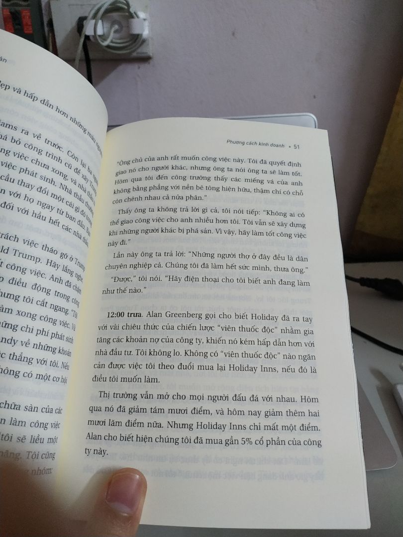 Sách của Donald J.Trump là không có lòng vòng. Từng câu chữ rất cô đọng đánh thẳng vào ngụ ý muốn truyền đạt. Nội dung sách kể về các thương vụ của Trump, cảm thấy ông lúc nào cũng bản lĩnh!!! Dịch vụ TIKI mình cực kỳ hài lòng: sách mới+ giá rẻ+ giao hàng siêu nhanh, anh giao hàng thì thân thiện ( Đội mưa giao hàng cho mình). Cảm ơn anh, cảm ơn Tiki