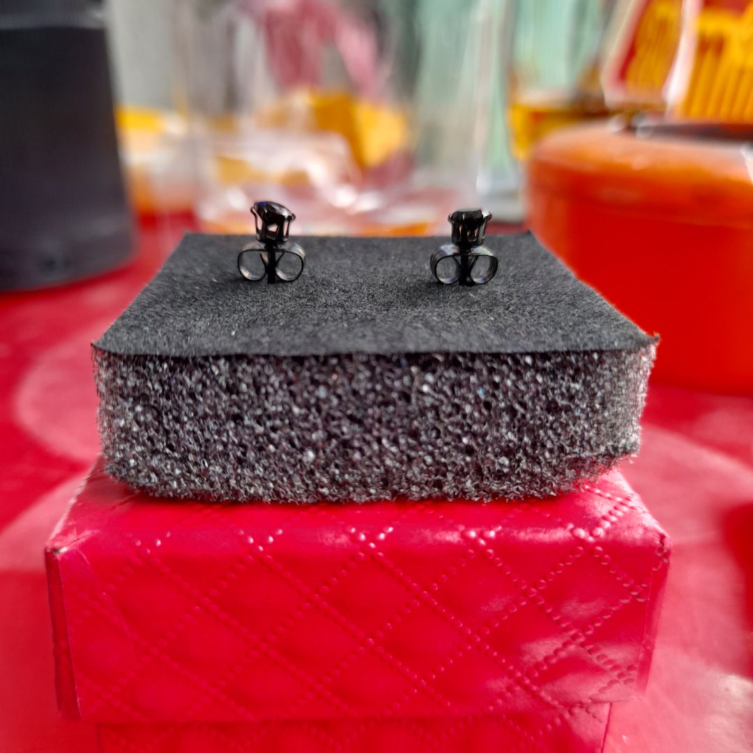 Sản phẩm méo mó và không cân xứng...khi đeo vào tai nổi cộm quá cao không như mô tả. Không phải do nhân viên tiki giao hàng là thấy nghi nghi rồi, lần đầu cũng như lần cuối mua hàng.