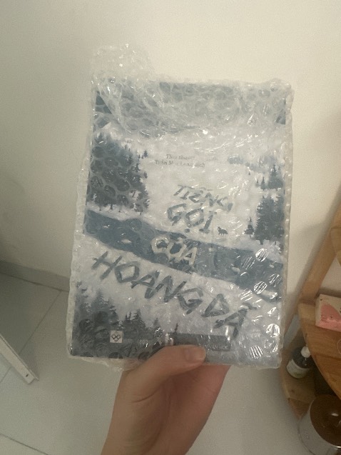 Sách đẹp, bọc kĩ, vui lắm
Sách này hay điên luôn, hãy mua đi các mom, tui đọc lúc tui 13 tuổi á, mà tui đã hiểu hết thì biết nó dễ đọc, tieu thuyet văn học nước ngoài nhưng nó hay và dễ hiểu, câu từ nó sắc bén, nó đỉnh lắm, nó là cái cái gì đó hoang dại mà thuần khiết, đọc cứ như được sống lại ấy