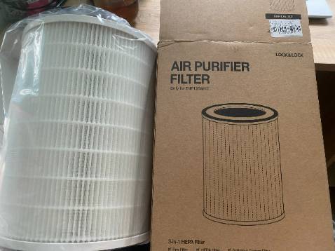 Mình sẽ review hơi chi tiết vì nếu các bạn muốn tìm hiểu về nó sẽ hơi khó khăn do trên mạng ít bài viết và có gọi Tổng đài của Lock & Lock cũng không ai nghe máy các bạn đâu.

- lõi này dành cho máy lọc không khí Lock & Lock ENP126WHT
- kích thước như hình
- phòng mình cỡ 20m2 thì khoảng 6-12t thay 1 lần

Sản phẩm còn nguyên mới, lõi còn trong bọc được seal nhiệt chắc chắc ạ. Thanks Tiki