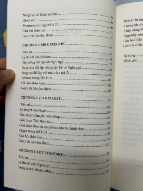 Mục lục ngay đầu sách, rất quan trọng để tra cứu các phần của cuốn sách, nhưng lại đánh nhầm số trang, nên là trở thành vô tác dụng