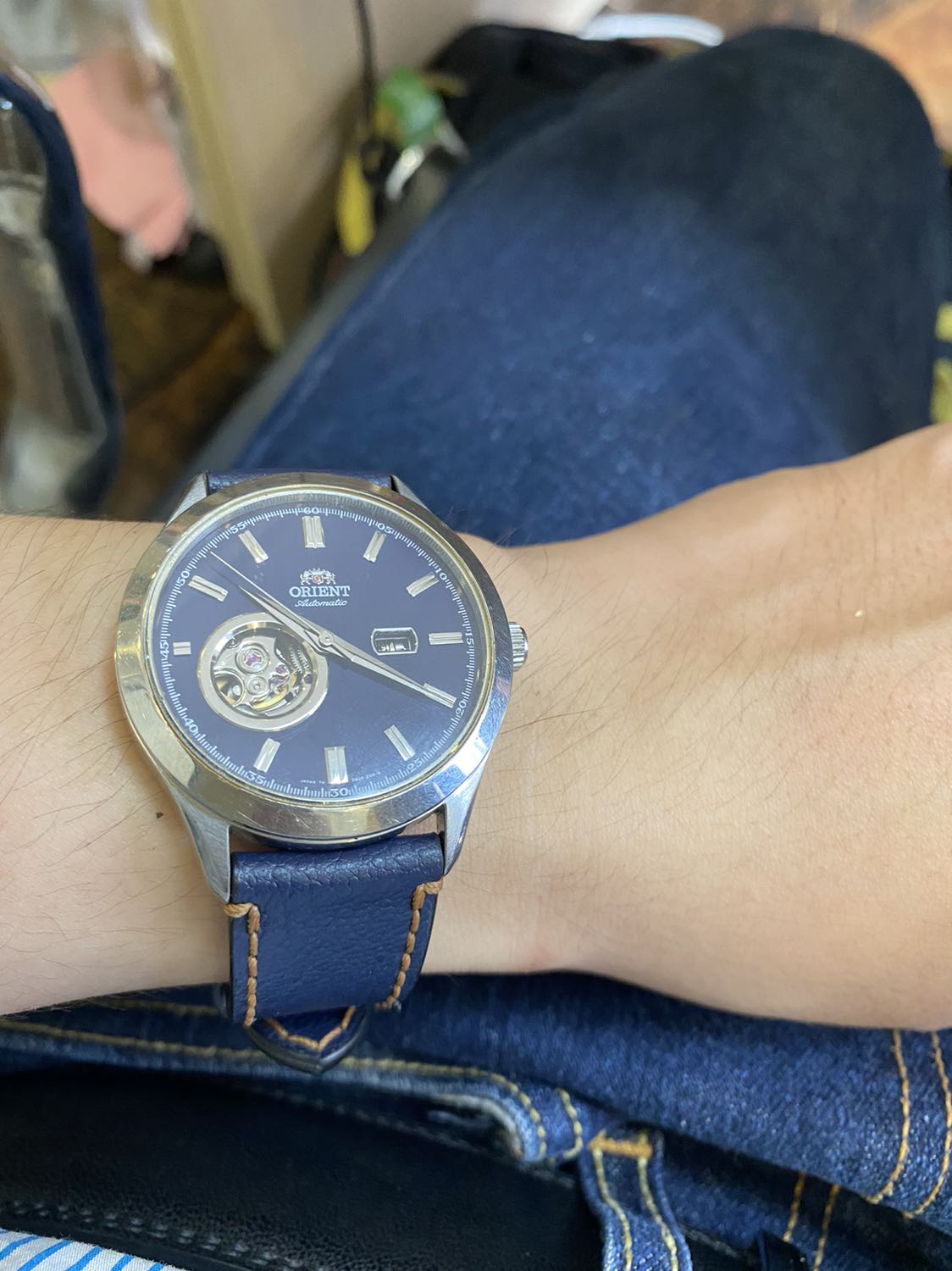 Giao hang sieu nhanh. Dây đồng hồ làm rất tỷ mỉ. Màu xanh này tươi thêm xíu là đẹp