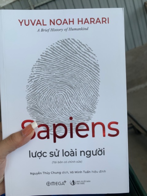 Về bìa thiết kế không đẹp, sử dụng màu dễ dính bẩn khó giữ cho sách mới
Về cách trình bày thì đẹp, sách dày, chữ in rõ ràng cơ mà phải chi in đậm thêm xíu thì quá ok
Về nội dung: 
 Tác giả viết dễ hiểu, đầy đủ ý còn có một số tranh minh hoạ, tuy là sách viết về lịch sử loài ng nhưng k gây nhàm chán khi đọc vote 5*