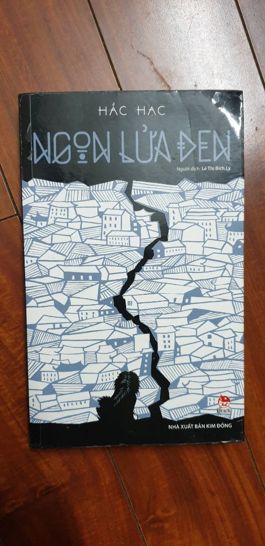 Nội dung sách thì mình ko bàn nhé..nhưng sách thì quá thất vọng..vừa bẩn vừa cũ,vừa ố vàng.Bìa sách đã có dấu hiệu bong màng ép bọc nilon.
Mình đã yêu cầu đổi mới,và đây chính là điều thất vọng nhất,việc đổi sách rất nhanh,trừ ngày chủ nhật,mình chỉ mất độ 3 ngày là nhận dc sách đổi rồi,nhưng,mình nhận lại chính cuốn sách đã yêu cầu đổi trước đó...sao kì vậy..đã ok là sách ko đạt yc,chấp nhận đổi trả cho khách,mà lại giao luôn cuốn đó cho khách là sao...
Quá buồn đó nha Tiki ơi....