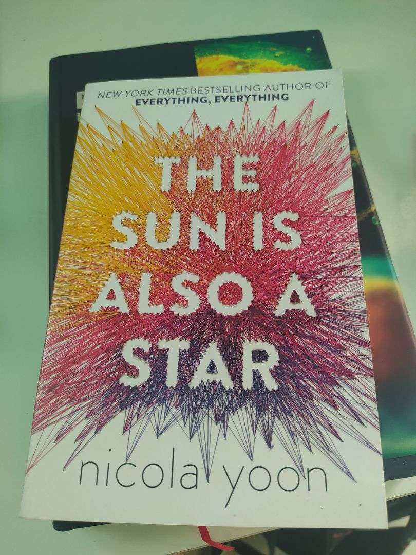 mua vì quá thích cái bìa và xem review nhiều bạn nói hay. sách hay thật, cách kể chuyện chia thành nhiều ngôi nhân vật khá thú vị, mình từng đọc 1 cuốn là sự cô đơn của một số nguyên tố cũng viết như vậy và mình rất thích. Giờ đọc được cuốn này thấy rất vui