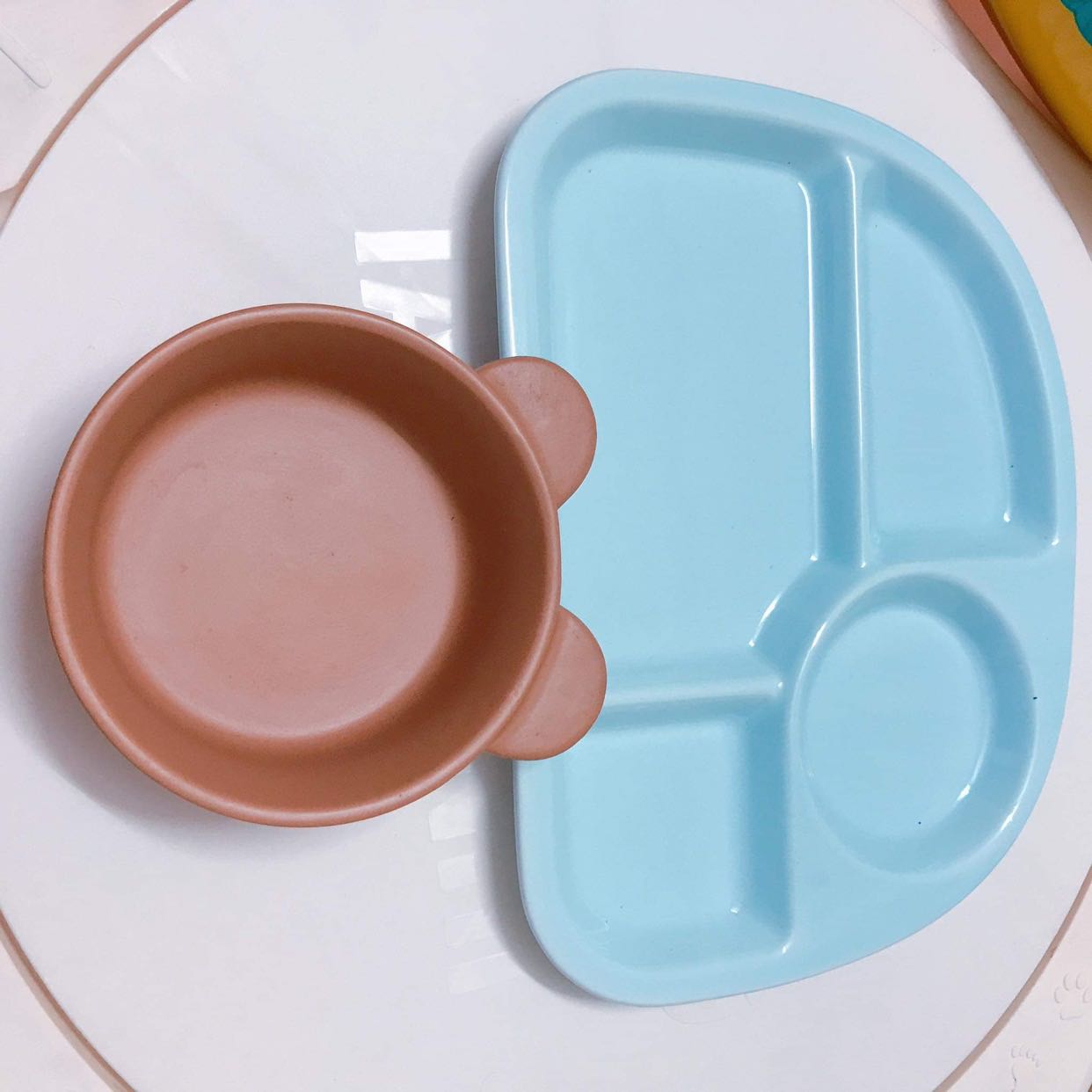 Màu bên ngoài đẹp cực, xinh xẻo dã man. Cầm nặng tay cứng cáp lắm. Khay rộng, chia nhiều ngăn để đồ ăn rất tiện. Mong bé hợp tác