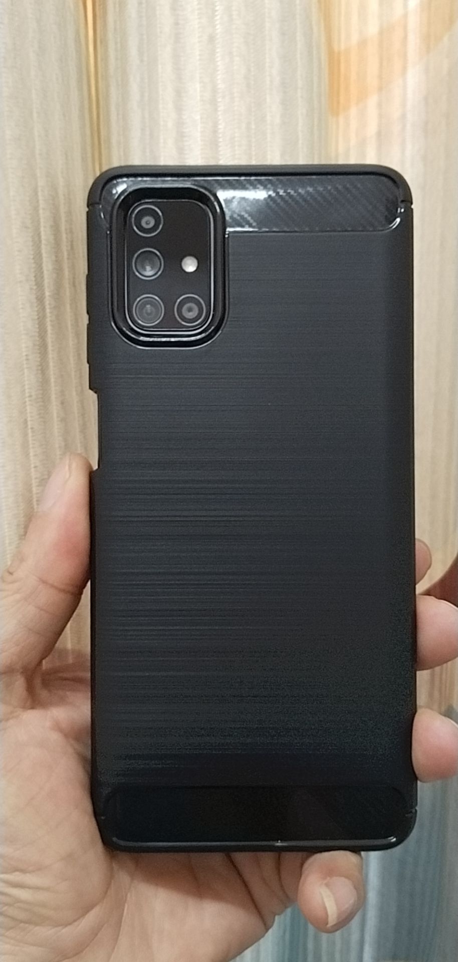 Ốp vào nhìn điện thoại chắc chắn hơn hẳn và cũng an tâm hơn nếu lỡ tay là rơi điện thoại.