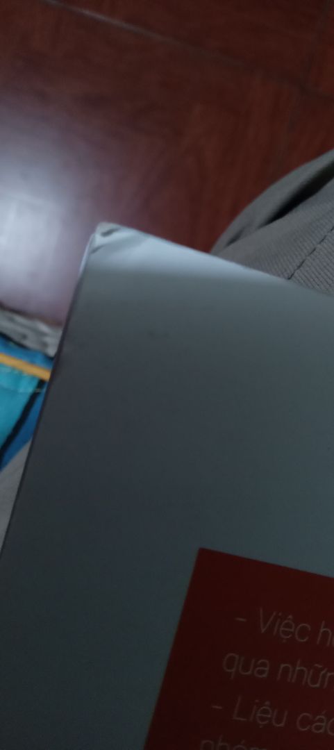 Mình chưa đọc nên chưa biết nội dung có chỗ nào chưa ổn hay không. Nhưng mà cuốn sách mình nhận về trông như sách cũ ấy, đã móp bì thì chớ, gáy sách còn bị xước nữa. Mong ngài Freud và ngài Skinner sẽ đọi trù cho tâm hồn con để những vấn đề nhỏ nhoi trên sẽ không quấy nhiễu con nữa