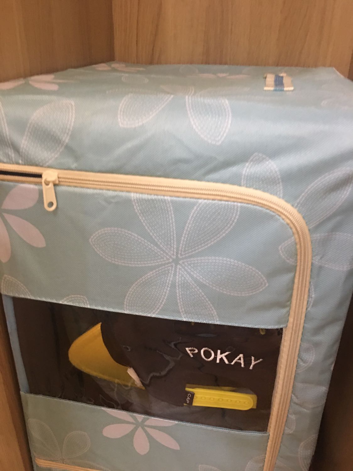 Rất đẹp và chắc chắn. Tôi đặt 3 lần rồi nay mới đánh giá, hàng thấy nhiều người bảo có mùi nhưng tôi thấy ko có mùi gì cả. Cũng k cần phải giặt trước khi dùng; lau qua là dùng được rồi. 
Khung sắt khá chắc nên đồ đạc để được nhiều. Ko lo bị cong hỏng gì cả. Màu ngẫu nhiên nhưng mình thích loại màu tối hơn.  Kể ra đc chọn màu thì tốt