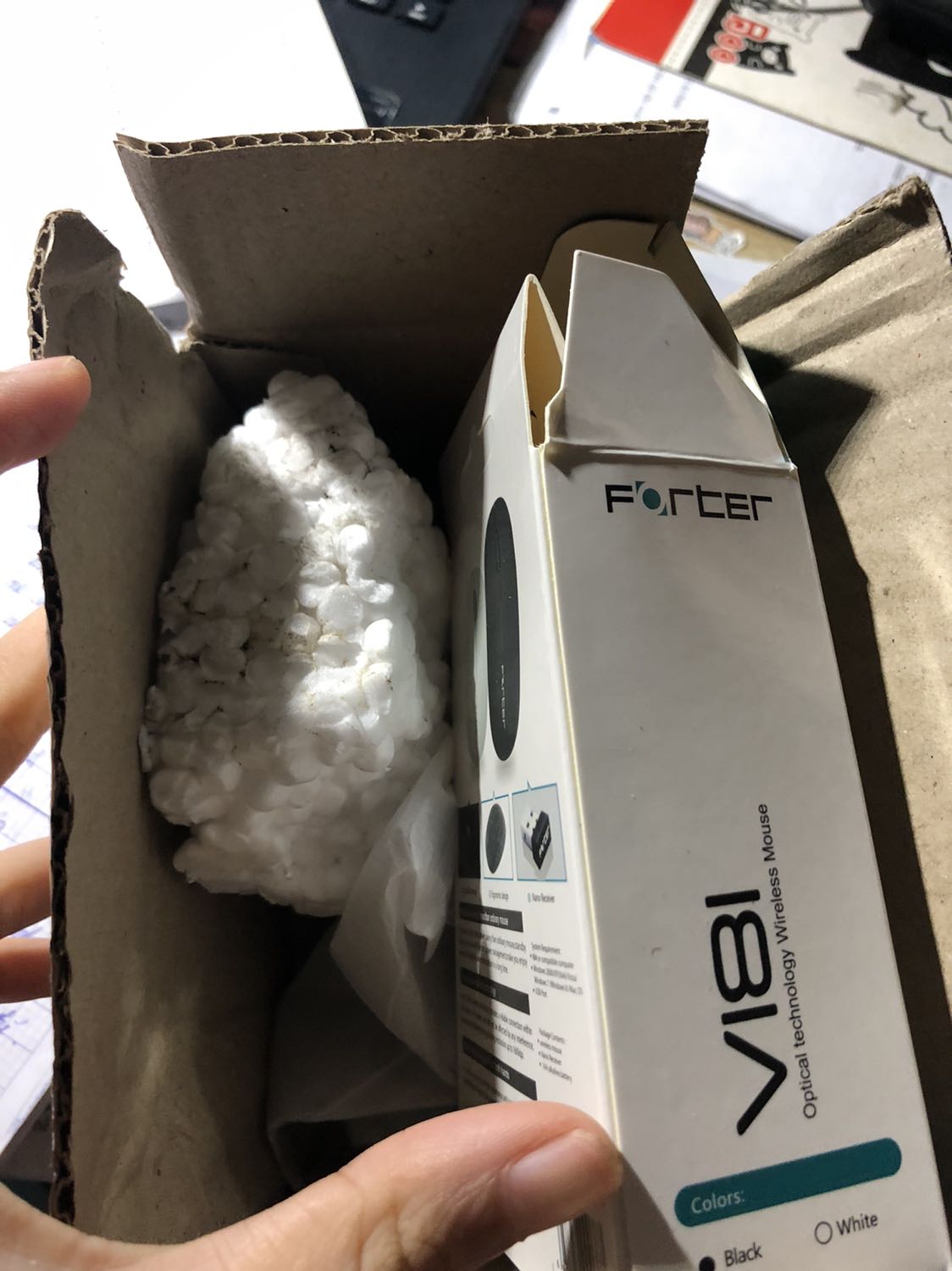 Shop giao hàng không cẩn thận
Mở hàng ra thì thấy thế này luôn
Chuột đèn nháy mờ mờ không biết sao nữa
Nhắn shop nói xử lí thì ko biết xử lí kiểu gì