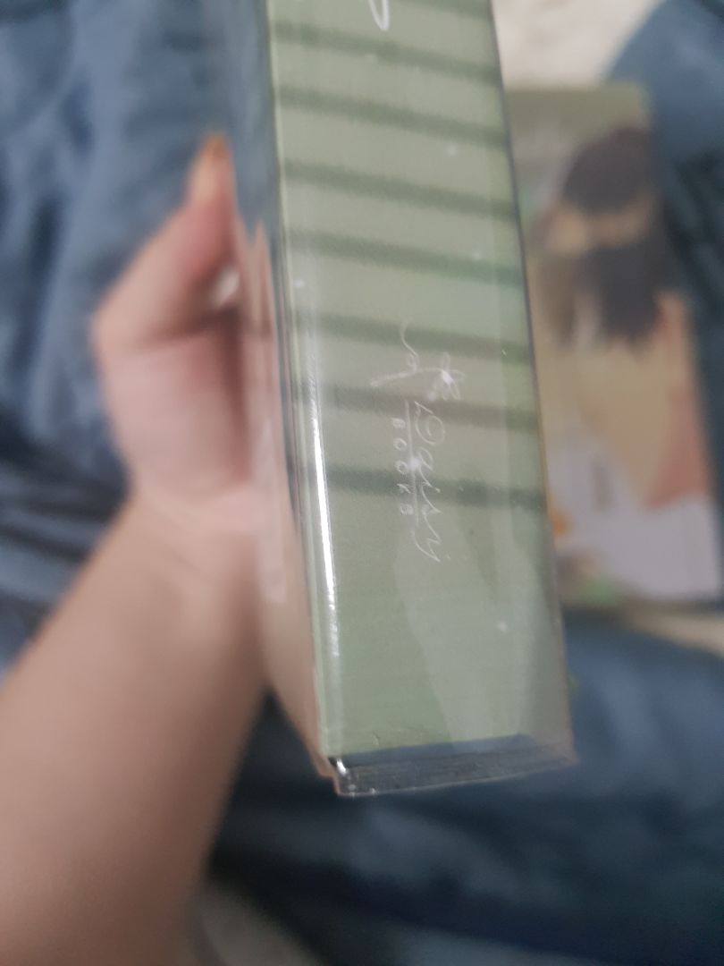 không biết ý định của Tiki khi bỏ thêm mấy miếng carton mềm bùi nhùi vào làm gì. chống sốc cũng không chống sốc được, truyện đến tay cũng móp còn rách bìa vì bị standee đè lên :^)