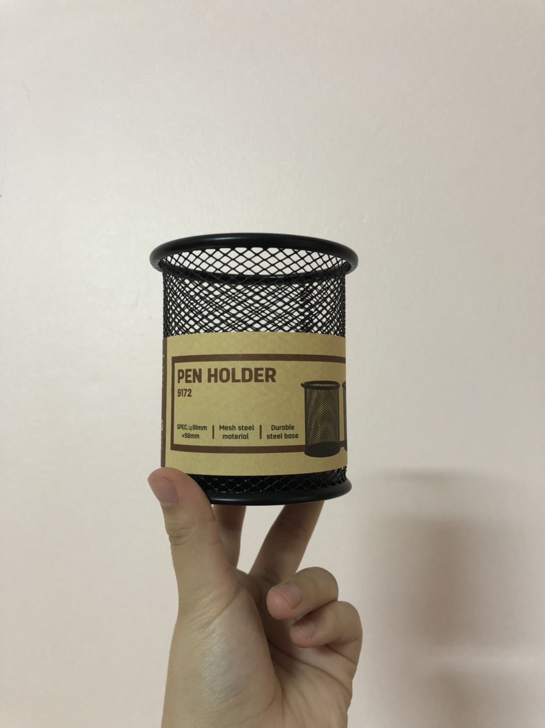 Hình sao hàng vậy :)) hộp nhẹ và chắc chắn, ko có các chi tiết thừa trên sản phẩm ( các mối hàn ). Bên trong có thêm 1 tấm lót ở đáy hộp , để kéo hay bút bi đầu nhọn đều ko lo bị chọc ra ngoài. Túm lại là mình rất ưng sản phẩm này ;))