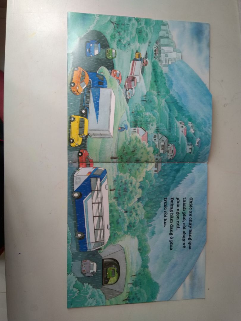 Bộ này rất hay. nét vẽ đẹp, qua mỗi trang là qua 1 đường hầm tương ứng 1 màu cầu vồng. Bé nha mình siêu thich, tiki giao siêu nhanh 1h30ph là đến dù Đn đang dịch.