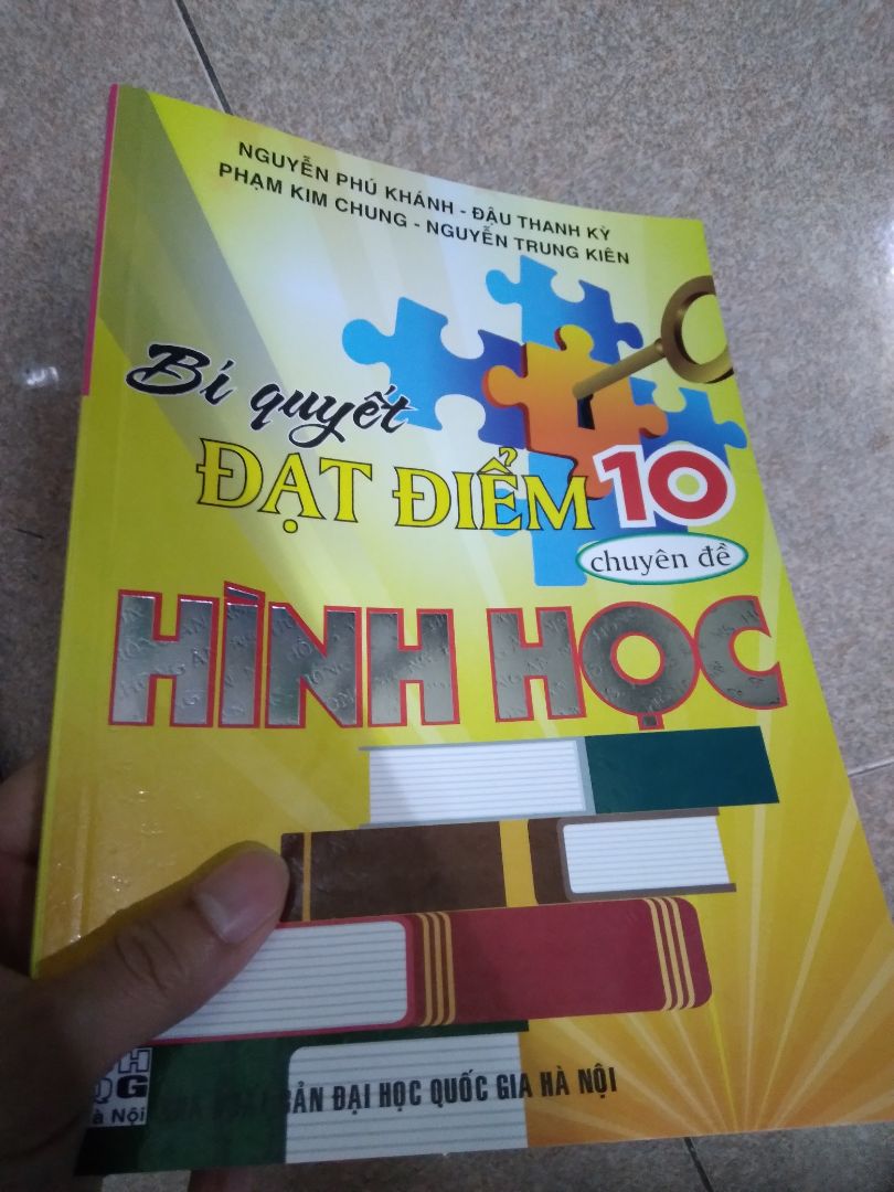 Sách hay, cô đọng, đầy đủ nội dung: kiến thức, phân dạng, phương pháp, bình luận, phân tích, nhận xét
Đây là 1 trong 4 quyển sách thuộc bộ chuyên đề Toán thứ 2 của tác giả Nguyễn Phú Khánh, sau bộ chuyên đề Trọng tâm kiến thức và phương pháp giải ( 6 quyển) đã được xuất bản trước đó. Bộ mới này có sự tham gia viết chung của các tác giả uy tín khác, tuy không dày như bộ cũ nhưng rất trọng tâm và hiệu quả, không lan man nhiều.
Sách của tác giả Nguyễn Phú Khánh luôn có giá trị tham khảo, dù là sách chuyên đề, luyện đề hay tổng ôn cấp tốc.