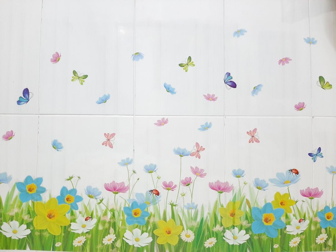 màu sắc đẹp, giấy dày dai, keo dính tốt. Mình dán lệch tháo ra dán lại mà không rách hình. Nói chung rất ưng ý