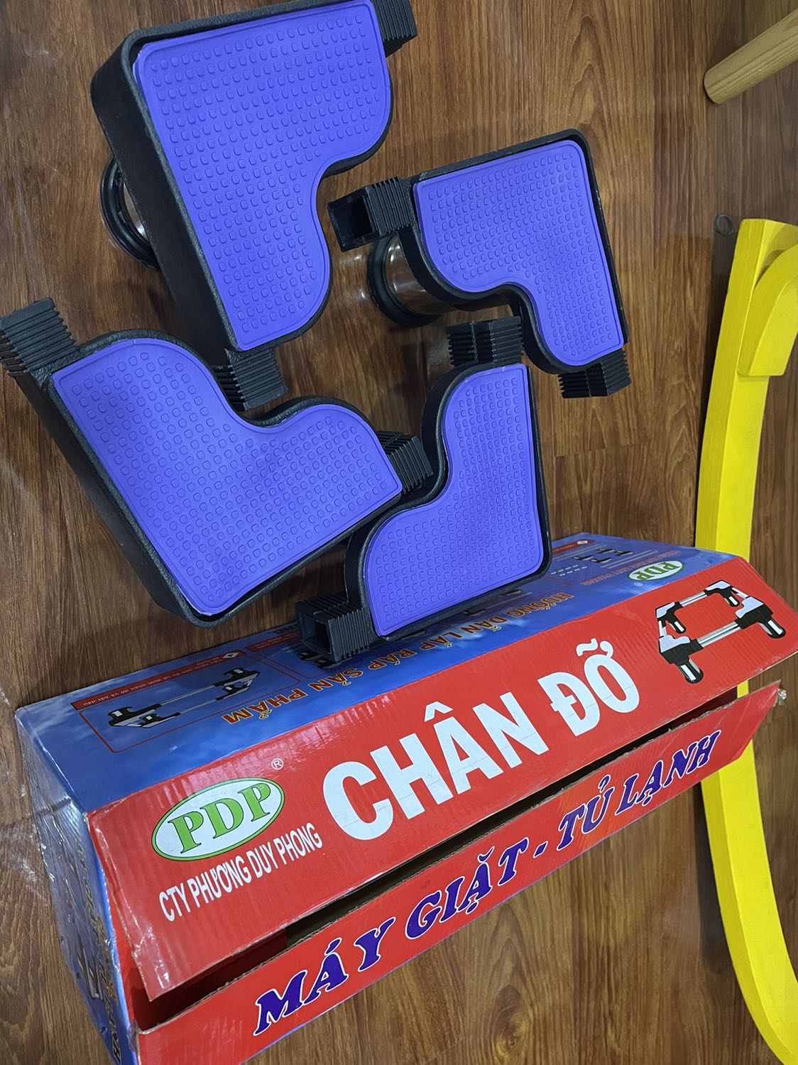 Đơn giản, gọn gàng, dễ lắp ráp, 4 chân đế cảm giác dày chắc chắn. Có 1 điểm là trừ là cái miếng lót cao su màu tím?, bao nhiêu màu ko mần đi mần màu tím?. Nên có option lựa chọn màu cho phù hợp sẽ ok hơn.