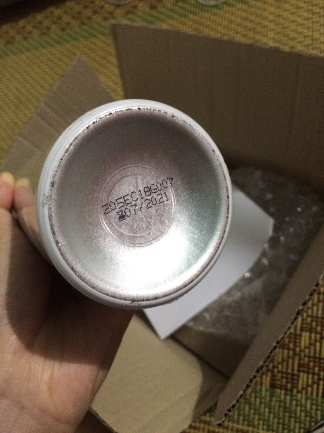 • Tiki đóng gói chắc chắn, giao hàng tiêu chuẩn trc hẹn, đặt 17/5 đến 22/5 nhận hàng.
• Chai xịt khoáng to cầm chắc tay, còn nguyên bọc nilon kín từ nắp xuống thân chai, TUY NHIÊN ở vòi xịt lại có VẾT BẨN, có khi nào bị bẩn khi sản xuất??
• 1 điểm trừ nữa là thân chai có vết móp nhỏ, ở phía dưới mã vạch như mình chụp ảnh, chắc do khi đóng gói chai kim loại dễ móp, k ảnh hưởng chất lg sp bên trog thôi ksao
• M đã xịt thử luôn, tia ra đều mịn dễ chịu, có đọng lại giọt nc trên vòi sau xịt. Nhiệt độ hiện tại 26 độ, xịt lên mát mặt hẳn, 1 lúc sau ngấm vào da mịn, mềm, k rít, k nhờn. Da m da dầu, mụn ẩn. Ngồi rảnh 1 lúc lại xịt cấp nc cho da =)) Sau này tác dụng tnao m sẽ update
Mua đc lúc sale còn 109k ship tỉnh 18k. Okela phết đó chứ. Chai to dùng chắc lâu.
Tks Tiki ?