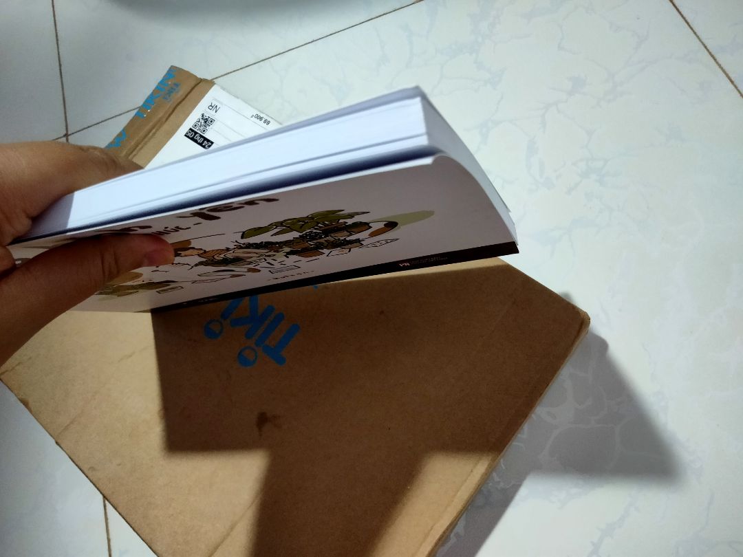 đóng gói cẩn thận, tuy mép sách hơi bị vảnh nhưng không sao.Sách mới, đẹp, nội dung thì quá tuyệt vời rồi. Giao hàng cực nhanh luôn, mình ở tỉnh lẻ mà mới đặt hồi tối là trưa mai đã giao đến rồi, rất hài lòng, mn nên mua nha