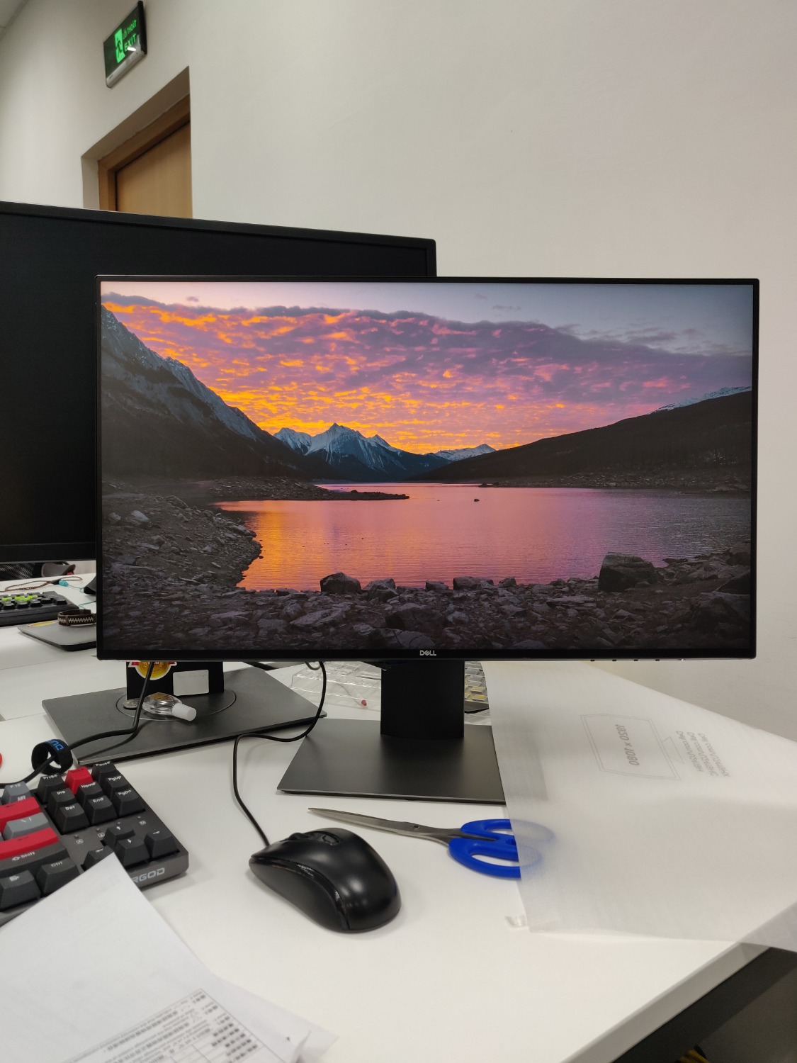 Thiết kế đẹp, màn tràn viền nhìn khá thích, chân đế mỏng nhưng chắc chắn.
Tem ngoài thùng đã bị cắt (có thể do bên tiki bóc để lấy service tag kích hoạt bảo hành, mình mua từ tháng 11, nhưng thấy đã kích hoạt bảo hành từ tháng 9, hoặc vì lý do nào đó mình không biết được).
Bị HỞ SÁNG (theo mình tham khảo thì hầu như con ultra nào của dell cũng bị tương tự), nhìn bằng mắt thường rất khó phát hiện ra, trừ trường hợp màn hở sáng quá nặng. Lúc mới nhận về mình bật thử trình built-in seft *** của DELL thì kết quả như các ảnh, bị hở sáng 4 góc thấy rõ khi chụp qua camera điện thoại, nhưng nhìn ngoài thì thấy bình thường. Mình có liên hệ bên hỗ trợ thì họ chấp nhận đổi trả, nhưng suy nghĩ lại thì  gửi bảo hành mất khá nhiều tgian nên thôi không gửi nữa, sau này có vấn đề gì liên hệ trực tiếp bên DELL cũng được. Các bạn nhân viên hỗ trợ cũng khá nhiệt tình.