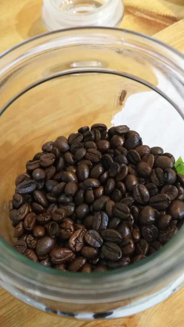 Giao hàng đúng hẹn, sản phẩm bao bì ổn.
Khi Mở túi có mùi cafe thơm.
Hạt có độ bóng cao, màu đậm đều: có lẽ do rang già nên dầu toát ra ngoài hạt.
Ngày hôm sau thì mở túi không còn mùi thơm, mùi hơi khó chịu (có lẽ là mùi của tinh dầu hạt cafe bị oxy hóa).
Mình đang lăn tăn có nên dùng tiếp hay không.