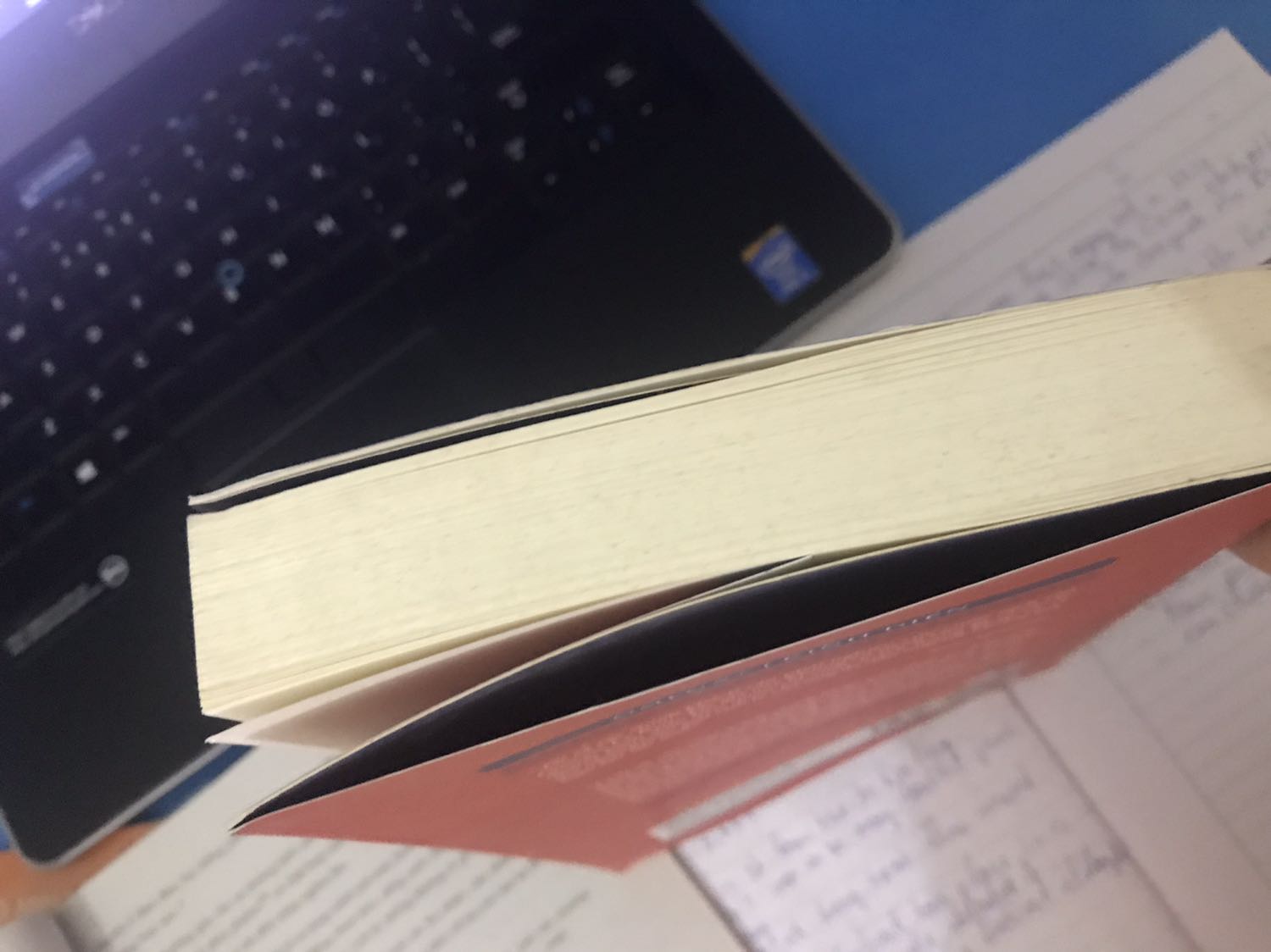 Có vẻ shop giao mình sách cũ đúng không? Giấy thì bị mốc, bìa bị rách một số chỗ nhỏ, hàng giao đến thì hộp lỏng lẻo?