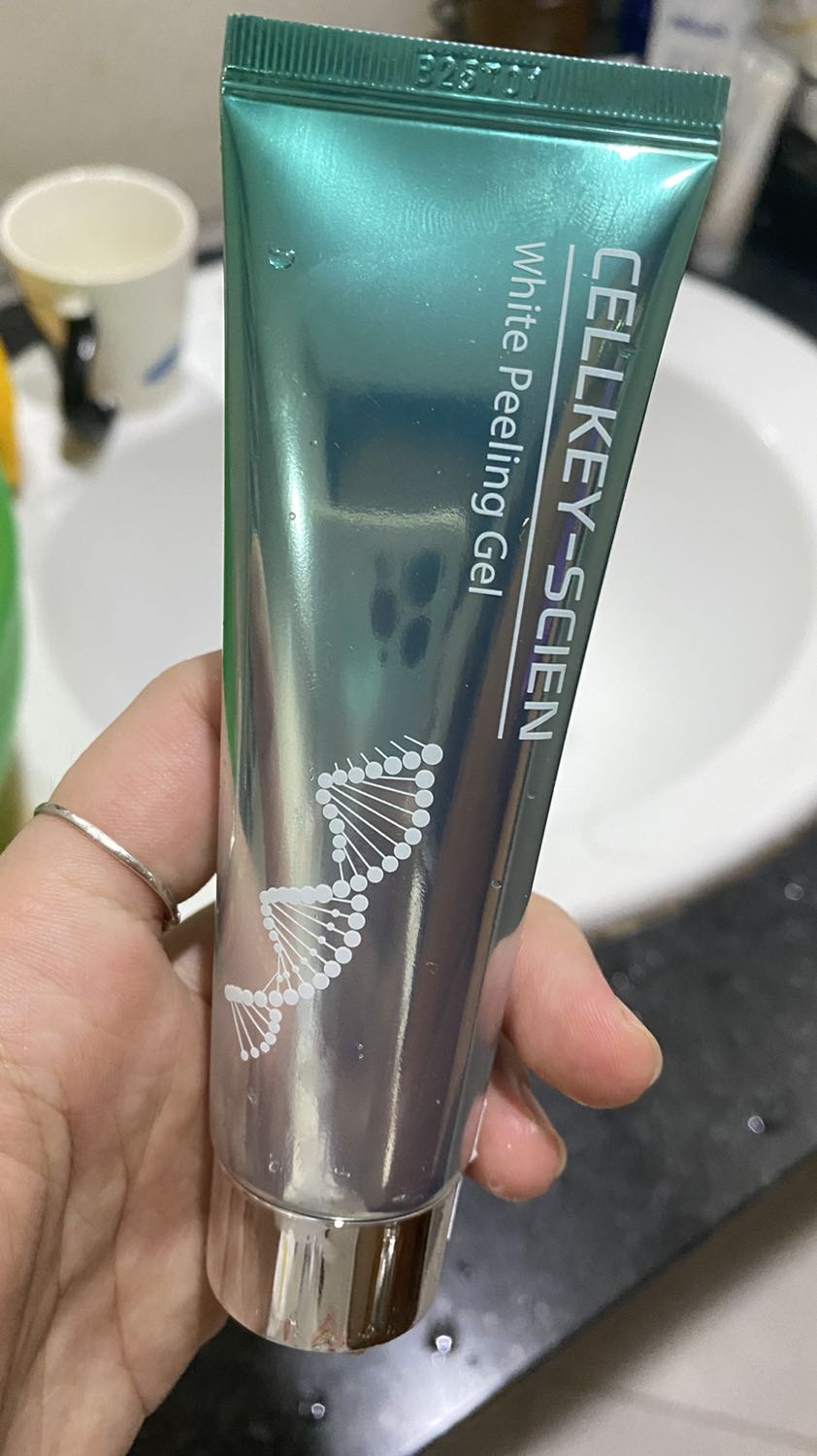 Tẩy da chết này dùng bao phê luôn nha mng. Ko hề cảm giác khô da như những loại tẩy da chết hoá học, da chết bong ra nhẹ nhàng sau khi tẩy vẫn thấy da mềm mịn chứ ko khô rít hay bị căng da đâu. Đáng đồng tiền nha lại còn được tặng quà là 2 sp mini dưỡng da kia nữa chứ xịn thật mình sẽ giới thiệu cho bạn bè dùng sp này