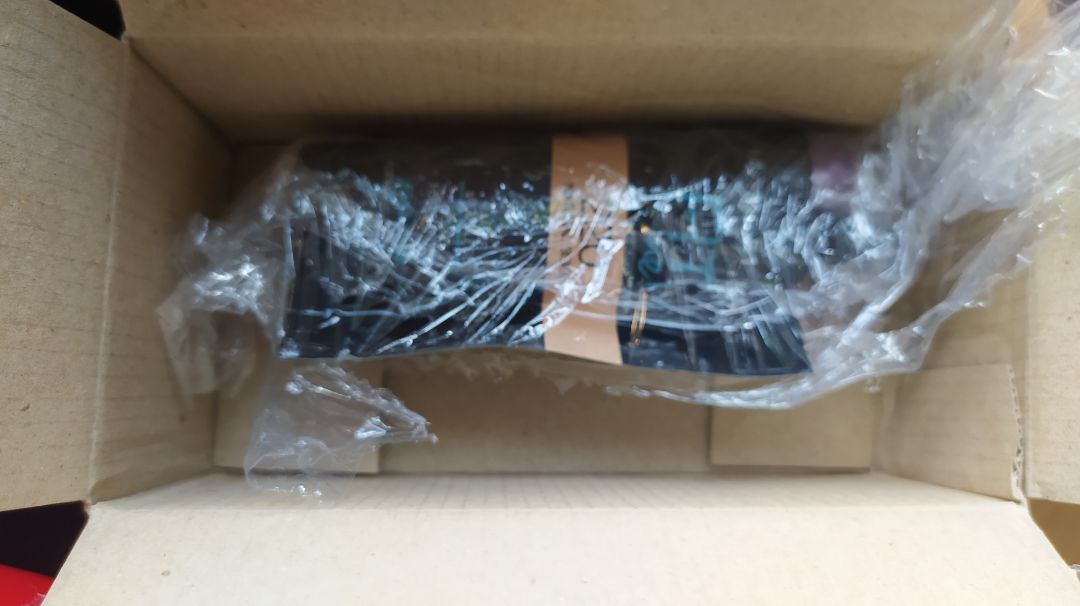 tôi chưa bao giờ đánh 1?
- Thứ nhất bây giờ chính sách chăm sóc khách hàng chưa đc tốt, càng ngày cải thiện càng tệ ( nói chuyện với khách k có chủ ngữ vị ngữ cho dù khách khó tính cỡ nào ) và giao hàng thì không thông
 qua tiki nữa mà giáo trực tiếp tiết nhà bán đến ng mua hàng ( điều này nếu vấn đề hàng k làm khách hài lòng nhiều rồi gọi tới tổng đài thì nv cũng chẳng giải thích đc mặt chỉ đổi hoặc trả hàng, điều này dẫn đến phiền hà cho khách, tốn time ngồi chọn hàng hơn là đi ra cửa hàng lựa trực tiếp là tốt hơn)
- Thứ 2: Mặc dù biết chính sách marketing nhưng cái gì phải rõ ràng. lúc tôi chốt đơn hàng xong là 00:08 phút ngày 12/12 và lúc đó đơn hàng vẫn còn thể hiện là được nhận quà tặng. nhưng đến khi nhận hàng thì đơn hàng k hề có quà tặng. gọi cho tổng đài báo đơn hàng trị giá bao nhiêu bla các kiểu, sau chốt lại một câu đơn hàng của bạn k có thông tin nhận quà tặng. 
ok!! vậy thì tôi trả hàng, bởi vì mua hàng để nhâin quà tặng. nếu khi khách đặt hết quà thì k báo hết quà , đến khi khách nhận hàng k có quà phản hồi thì bảo là đơn hàng k có quà tặng vì số lượng quà tặng giới hạn. 
xin lỗi, tiki bây giờ chính sách ship tùy từng nhà bán một làm quá trình mua hàng k thuận lợi cho khách, thứ 2 giá cao hơn rất nhiều so với *** và shoppe, mặt hàng k nhiều lựa chọn như shoppe và ***. thứ 3 không có chính sách tặng ship giống như shoppe.vậy thử hỏi khách hàng sẽ lựa chọn nhà bán nào tiki? ***? hoặc shoppe? 
tôi hy vọng phản hồi bày sẽ được đăng lên. và nếu k đc đăng lên có nghĩa là các bạn đang che mắt tất cả ng mua hàng chúng tôi.