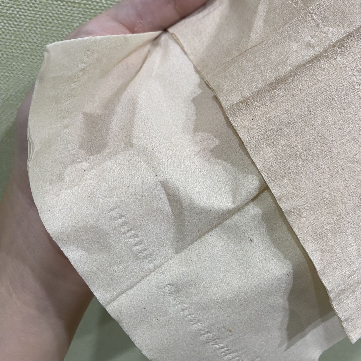 HÀNG FAKE CHẤT LƯỢNG KÉM nha mọi người. Mọi người đừng có mua. Mình xài loại khăn giấy này mấy năm trời rồi. Nay dịch mà nhà hết khăn giấy nên mới order shop này vì có Tiki now. Nhận tới thì mới phát hiện hàng chất lượng kém. Bao bì tới ruột giấy đều giả trân. Đính kèm hình cho mọi người xem, đồ thật hình xài lâu năm ở bên trái, đồ shop này ở bên phải nhé!
Thất vọng vì shop bán hàng chất lượng kém như này mà vẫn tồn tại trên TIKI. Tin tưởng TIKI bao lâu nay, lần đầu tiên gặp tình trạng như vậy. Chắc mai mốt muốn mua gì trên TIKI phải hết sức lưu ý quá