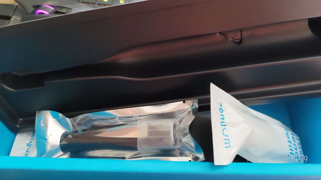 sản phẩm thấy chất lượng và đẳng cấp, từ box, hướng dẫn, app để active warranty, rung thấy rất mạnh nhưng chưa xài loại khác nên ko biết so sánh sao.
đế xạc không sâu và nhẹ, nên dễ ngã khi vô tình đụng