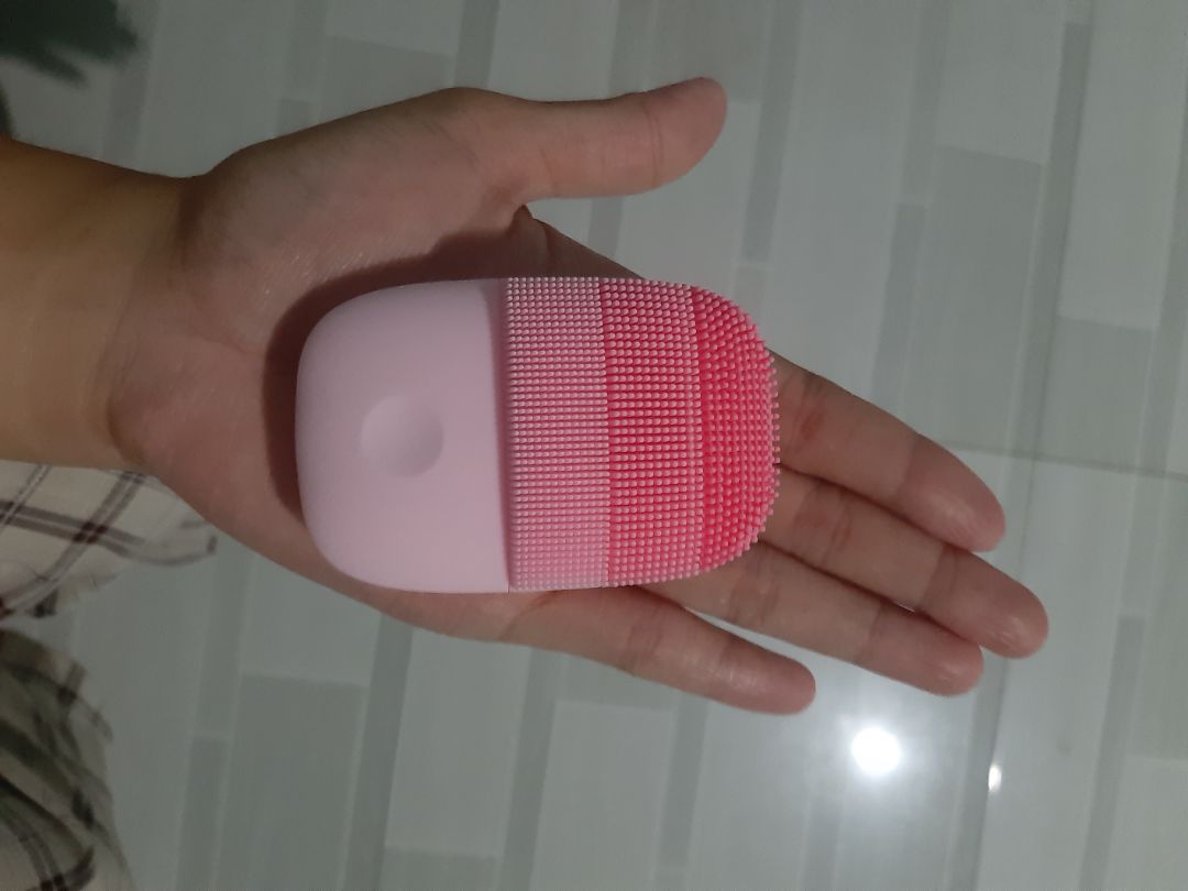 với riêng mình cảm thấy máy rung v cũng hợp lí có 3 mức độ rung.lúc rửa mặt mình cũng chỉ sài mức 1.chỉ thấy mùi của máy hơi khó chịu,nhưng mình chấp nhận dc, với mình gai của nó mềm lắm vì đây là máy đầu tiên mình dùng nên cũng k biết là nó siêu mềm k.giá ổn nữa,nếu muốn thử m.n hãy mua thử dòng máy này,hợp cho học sinh như mình nữa.mình nghĩ dùng nó rửa mặt (rồi vệ sinh nó kĩ lại) sẽ sạch hơn rửa mặt bằng tay vì đôi lúc chúng ta rửa mặt mà quên vệ sinh tay trước?