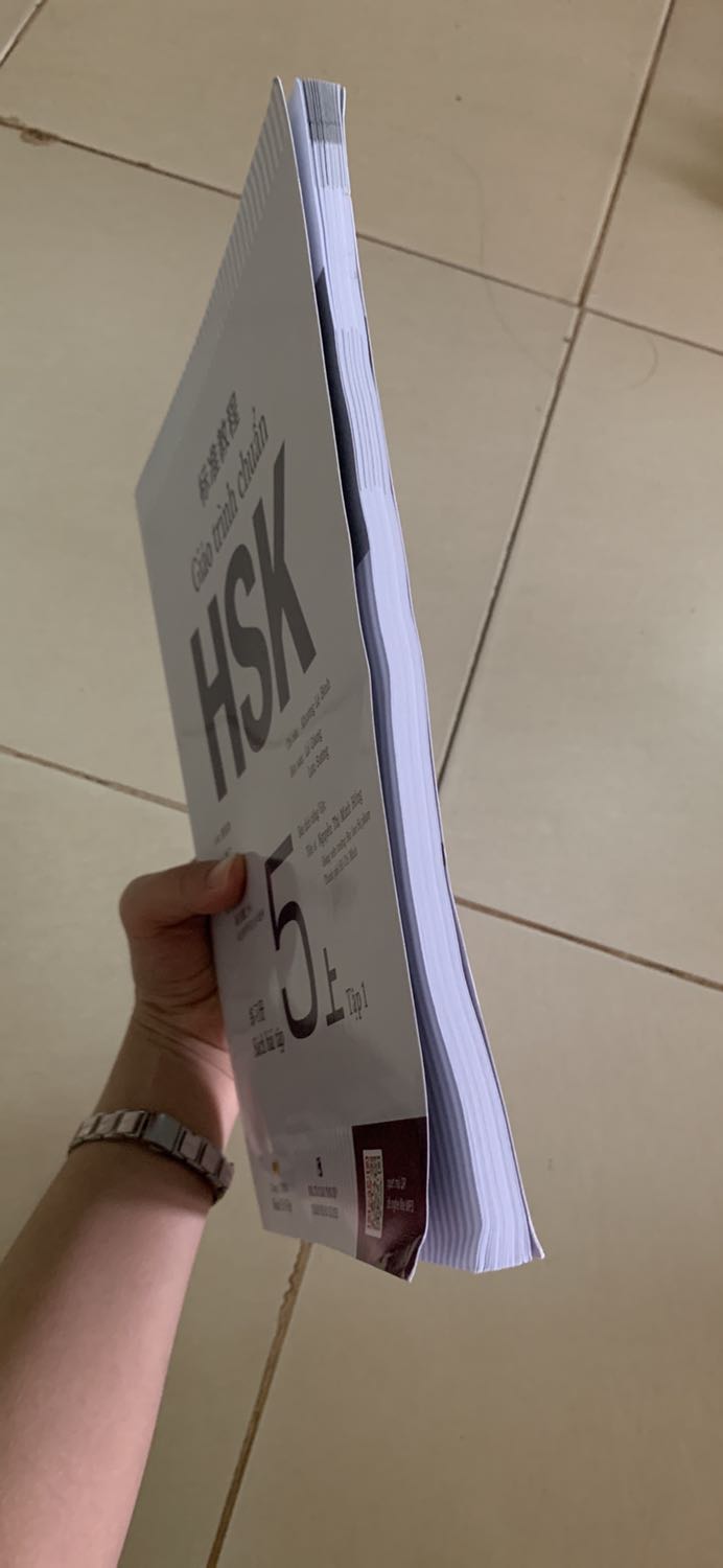 Mong tiki giao hàng sẽ có bao bọc sách lại ạ, vì chỉ để mỗi sách vào cái hộp kh thôi ý thì trong lúc vận chuyển mép sách đồ hay bị bẻ cong. 
Sach mới, dịch nên đợi hàng hơi lâu thui nè!