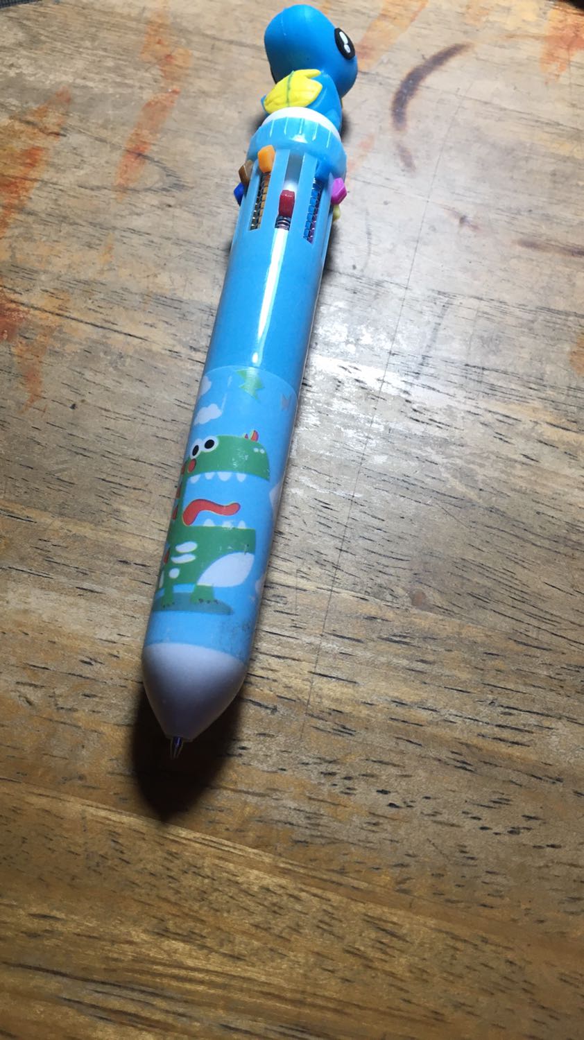Đầu tiên là cây bút viết được, các màu có mực cả. Em khủng long có mùi thơm dễ chịu.
