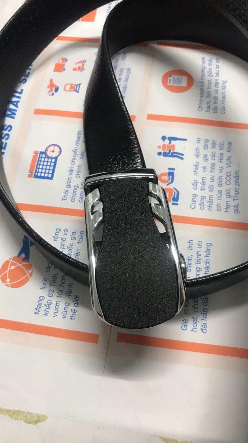 Thắt lưng rất đẹp. Đầu khoá chắc chắn, thiết kế lẫy khoá tinh tế. Đầu khoá đầm và chắc chắn. Dây da rất dài, da có vân nhưng trông vẫn rất bóng. Đường may chắc chắn, tinh tế. Shop đóng gói bọc dây bọc đầu cẩn thận, giao hàng nhanh và hỗ trợ rất nhiệt tình. 5 sao ủng hộ shop.