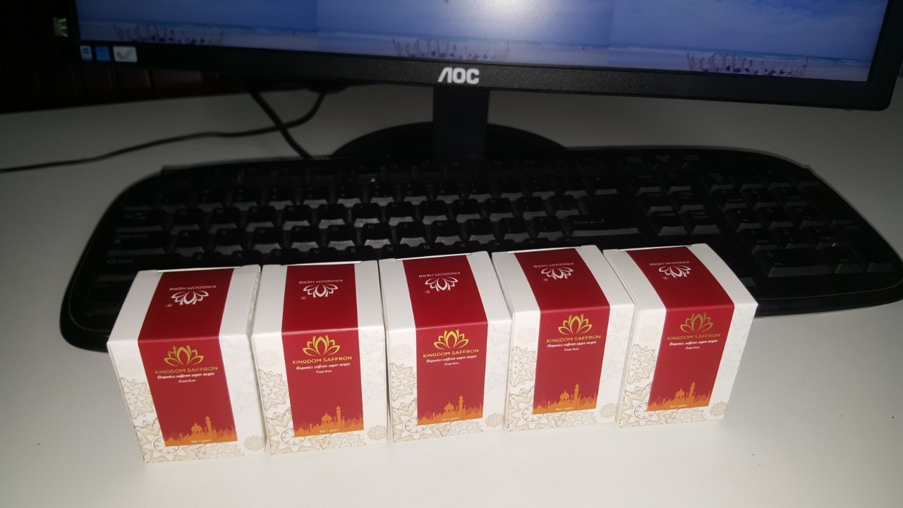 Hi shop!
Bữa mình căn sale mua 5 gram bên shop. Lúc nhận hàng thấy đóng gói đẹp và kỹ quá tính cho 5 sao luôn rồi. Nhưng thôi giữ lại để uống xem cảm nhận chất lượng có tốt không. Hôm nay dùng được gần nửa tháng rồi, có một số cảm nhận rõ rệt nên review cho shop nha:
- Trước đã từng dùng saffron của bạn mình cho để trị mất ngủ,  uống thì thấy thơm và ngon nhưng vẫn ko ngủ được. Mình uống hàng của shop mới 3-4 ngày ngủ đã dã man. 
- Sợi saffron rất dài và ngâm ra cảm giác tươi rói căng mọng. Uống thơm ngon và cảm giác mùi tự nhiên khó diễn tả lắm. Không bị mùi thơm gắt mật ong như loại cũ của mình.
- Cảm giác da bớt sạm và hồng hào, cái này các chị em trong công ty nói chứ thực tình mình cũng chưa nhận ra khác biệt nhiều, chắc có lẽ cần dùng lâu để hiệu quả rõ rệt hơn. Có mụn là thấy giảm rõ ràng nhất. 
- Thề luôn đây là công dụng tuyệt vời và mình khoái nhất. Đang bị bao tử hành uống vào cảm giác dễ chịu ngay.
- Đó là một số công dụng mà mình cảm nhận rõ ràng nhất, còn về các công dụng khác thì chắc để thời gian trả lời . Nhưng tóm lại là rất hài lòng với sản phẩm của Kingdom Safforn, hy vọng review này sẽ giúp shop bán đắt hàng hơn, thay cho lời cảm ơn của mình nha.