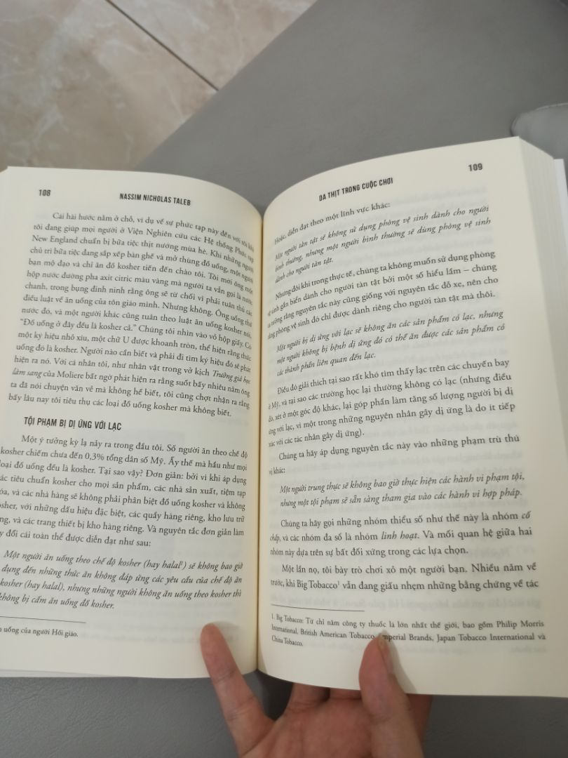 tiki giao đúng trước 12h luôn, tối hôm qua đặt là sáng nay có👍 Sách chỉ bỏ vô hộp nên có hơi cấn làm bị cong góc sách 1 tí nhưng khong sao. Nói chung là đang bị mê Nassim Nicholas Taleb nên định mua full bộ của ổng. Quyển này so với "Thiên nga đen" thì mỏng hơn 1 tí.