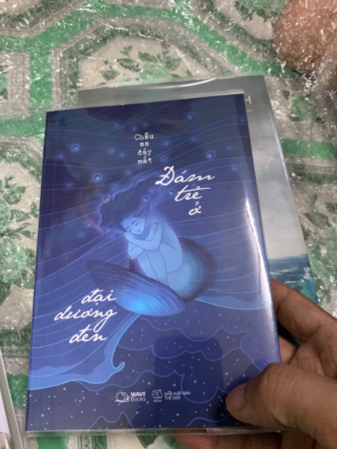 Mình quyết định chốt cuốn sách khi đọc review và những trang đầu tiên của các rver. Nhưng đọc được 20tr cảm thấy không hợp với mình, mình hơn 30t nhận văn phong và nội dung sách không hứng thú. Mình quyết định chốt cuốn sách khi đọc review và những trang đầu tiên của các rver. Nhưng đọc được 20tr cảm thấy không hợp với mình, mình hơn 30t nhận văn phong và nội dung sách không hứng thú.