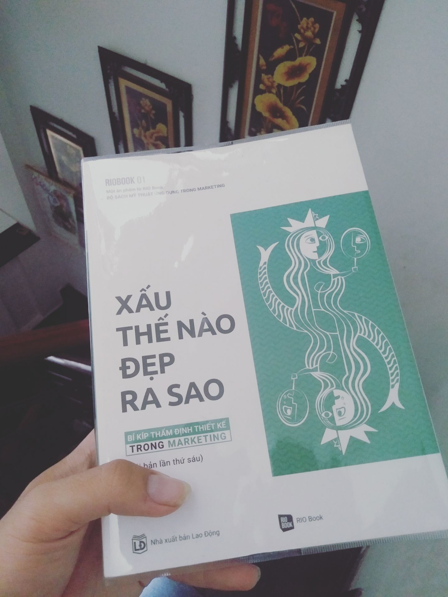 Điểm cộng: Sách được trình bày chỉnh chu, đẹp.  Nội dung sách bổ ích. Bookcare cẩn thận. 
Điểm trừ: Nội dung nhìn tổng thể thì rất đẹp,  nhưng chữ cảm giác bị nhỏ hơn các sách khác,  công thêm khoảng cách các ký tự hơi rộng hơn bình thường nên đọc hơi căng mắt tý.  Bù lại khoảng trắng,  điểm nghỉ mắt rất tinh tế nên cân bằng lại một tý.
